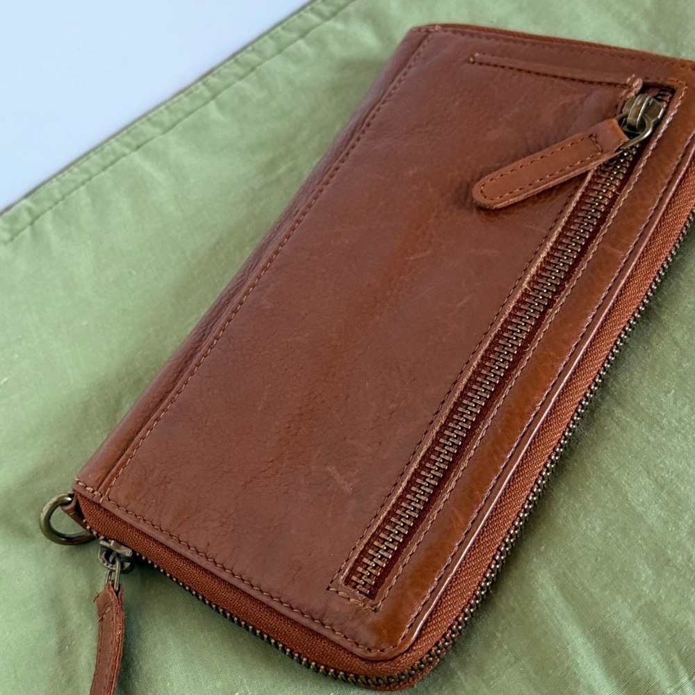 Elegant Tan Leather Wallet with Embossed Design - Picture 2 of 8